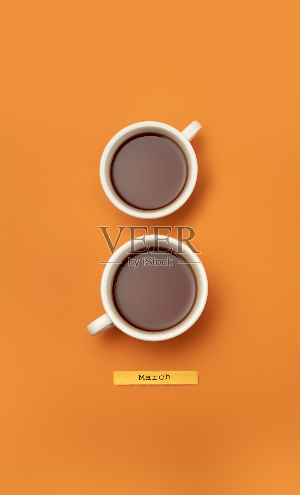 贺卡。两杯8形的茶孤立在橙色的背景上。照片摄影图片