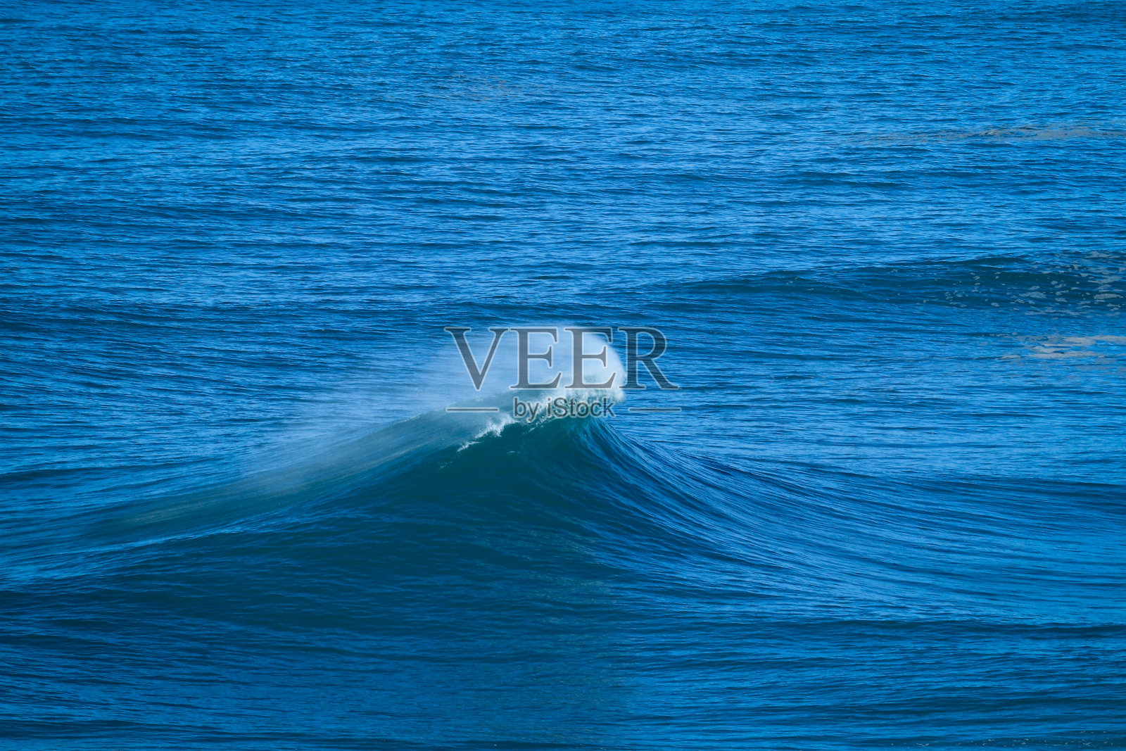 完美的海浪在葡萄牙的纳扎尔打破完美照片摄影图片