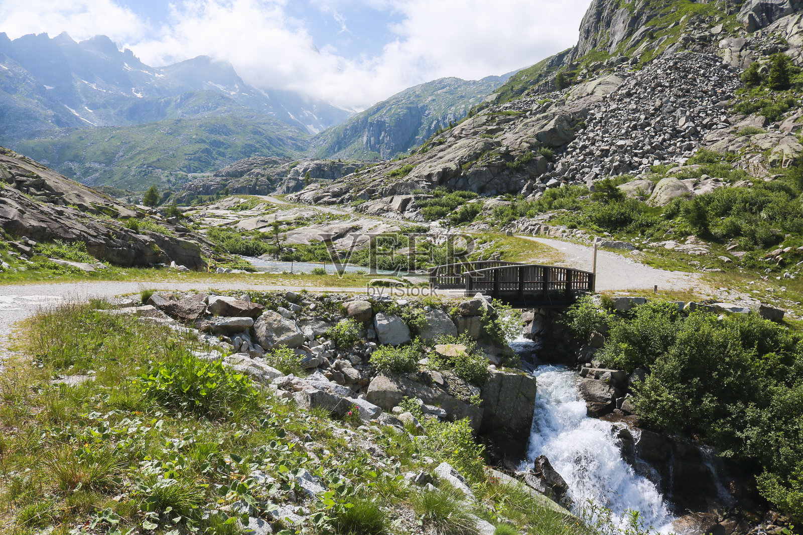 木桥横跨河和美丽的山景从步道照片摄影图片