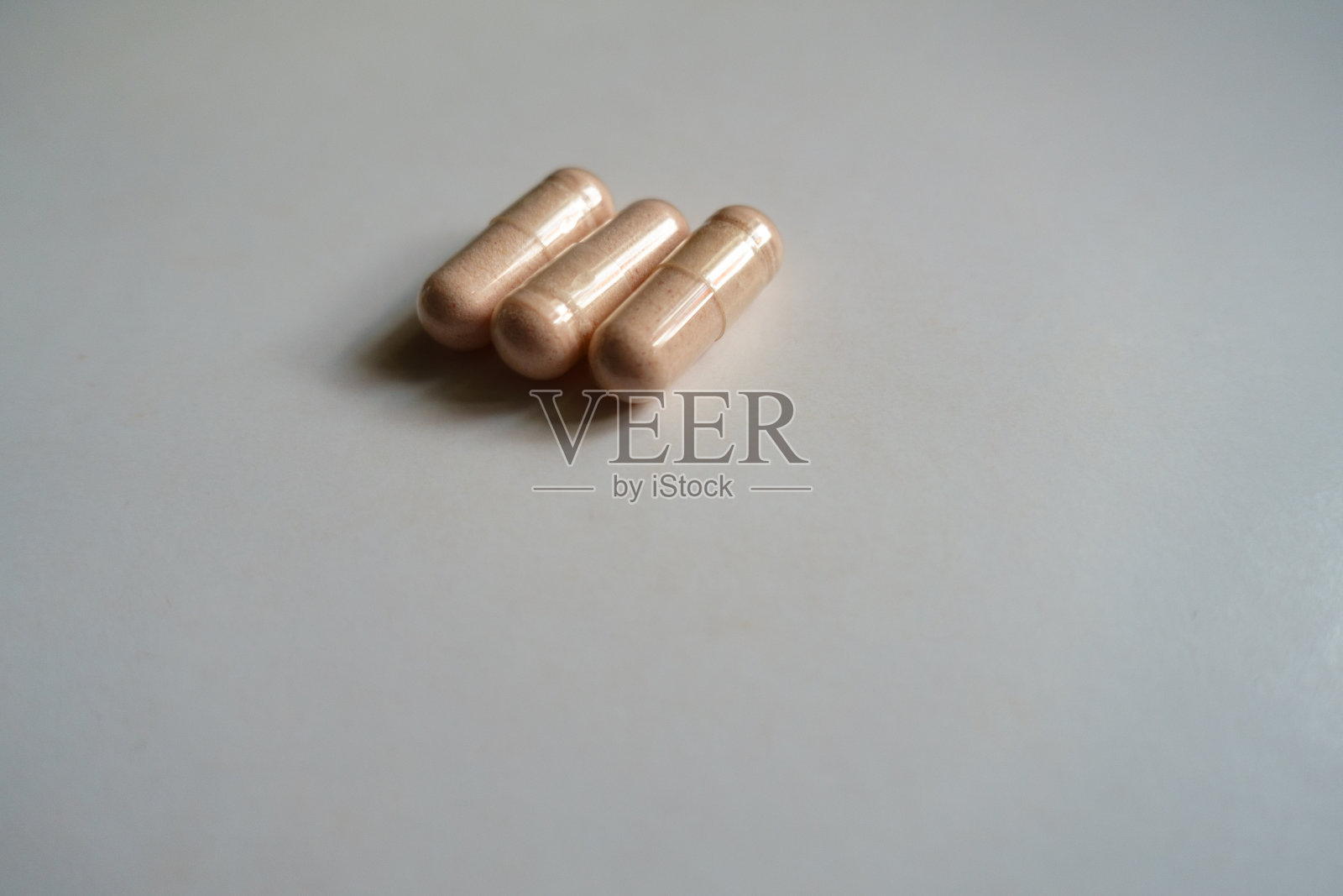 粉色益生菌膳食补充剂胶囊(三款)照片摄影图片