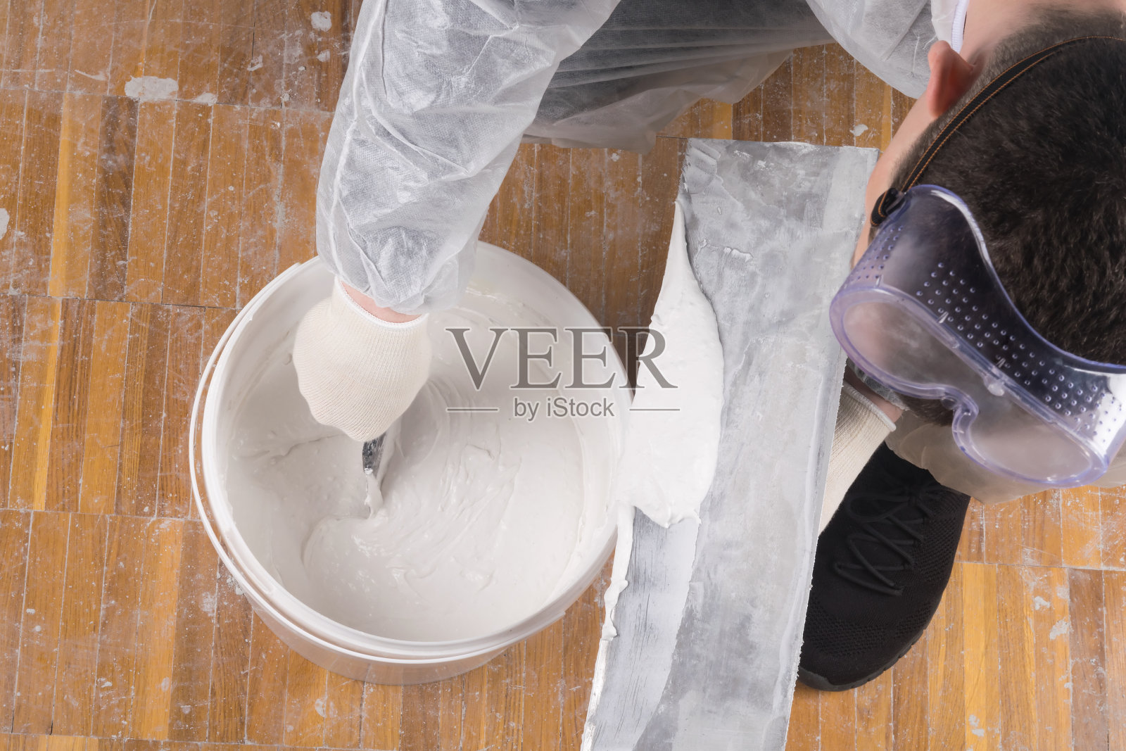 灰泥工把灰泥抹在抹刀上照片摄影图片