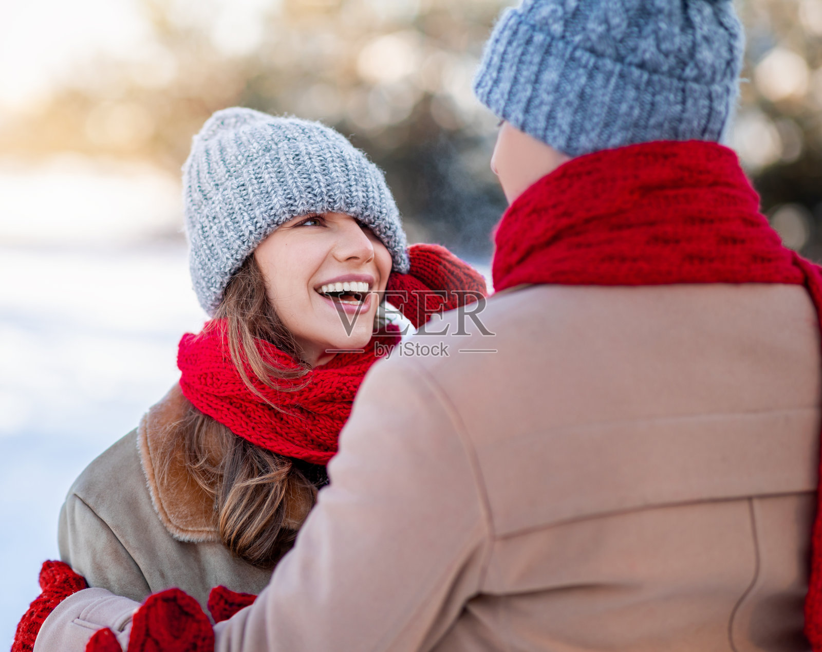 爱你的男人拉下他女朋友的冰帽照片摄影图片