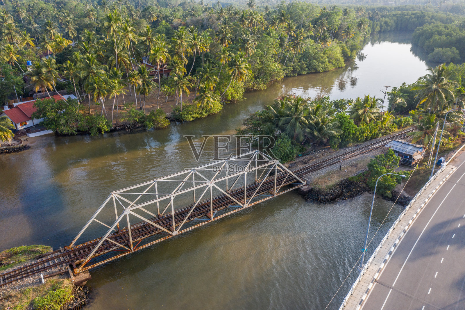 无人机观察金属铁路桥穿越雨林照片摄影图片