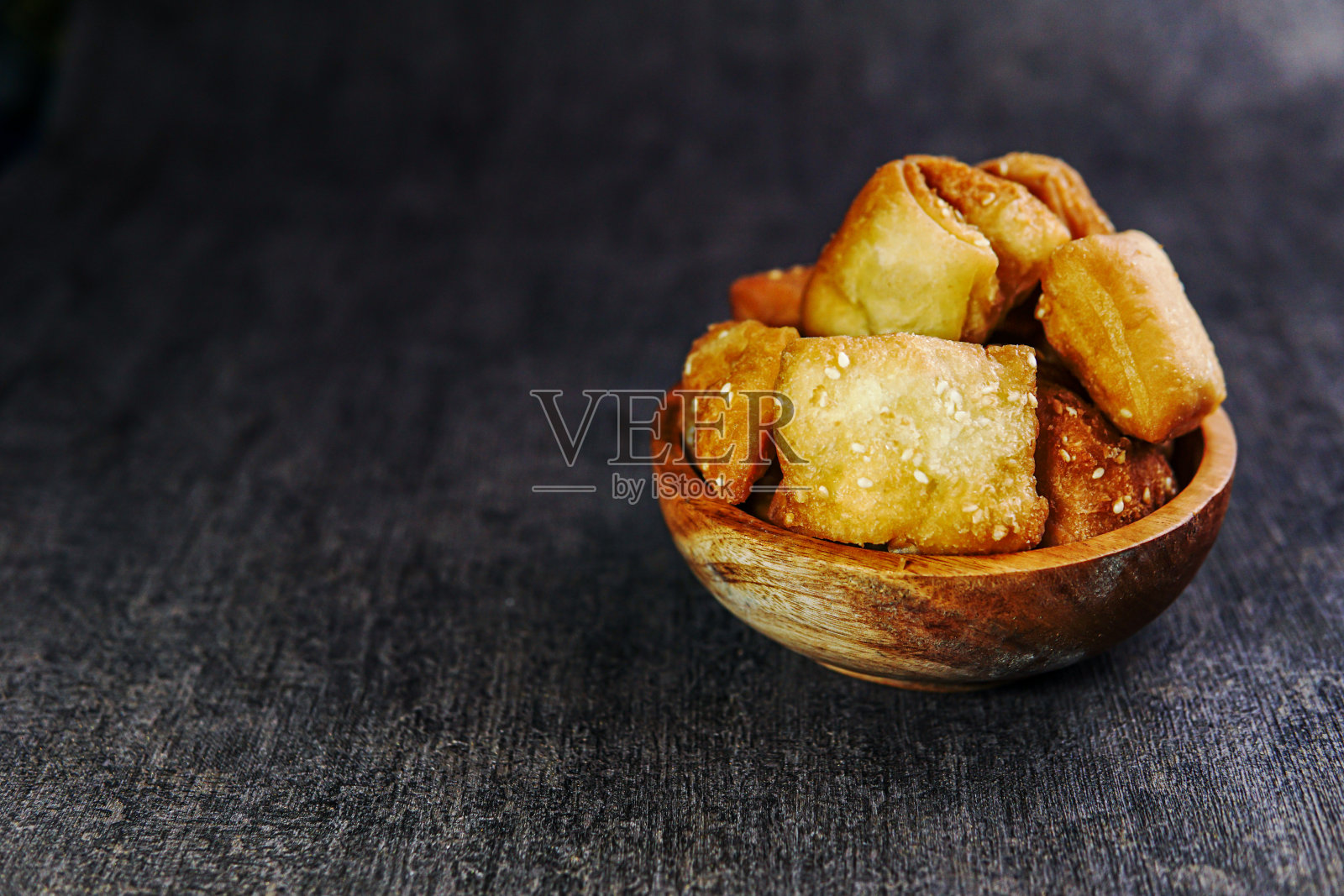 油炸蛋糕装在木碗里照片摄影图片