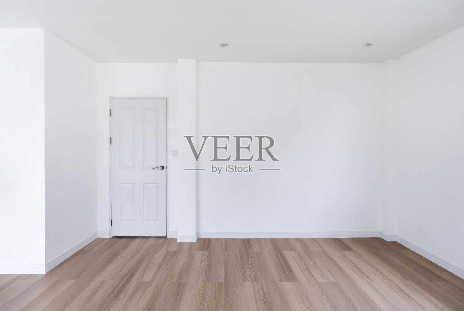 室内,空房间。白色墙壁和天花板,木地板照片摄影图片