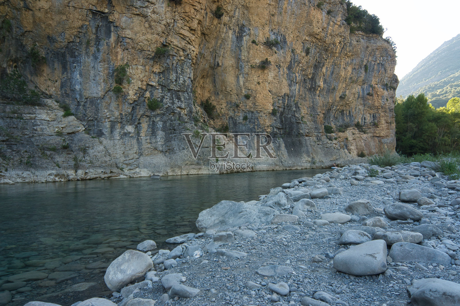 位于西班牙韦斯卡市的阿拉河岸边。照片摄影图片