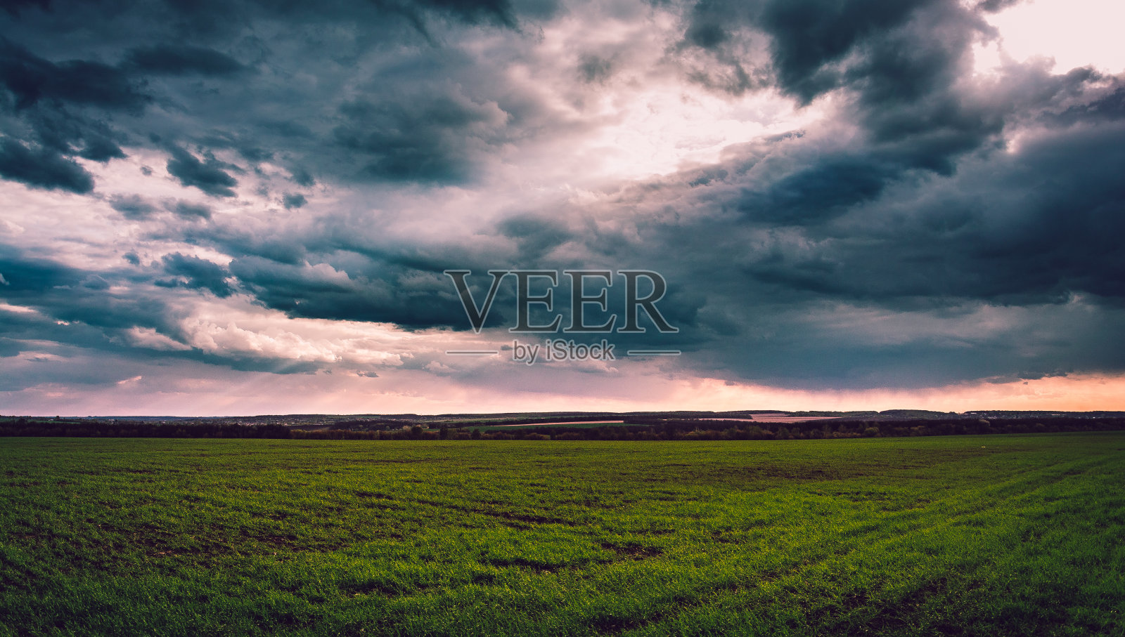 田野景观在夏季日落和日出照片摄影图片