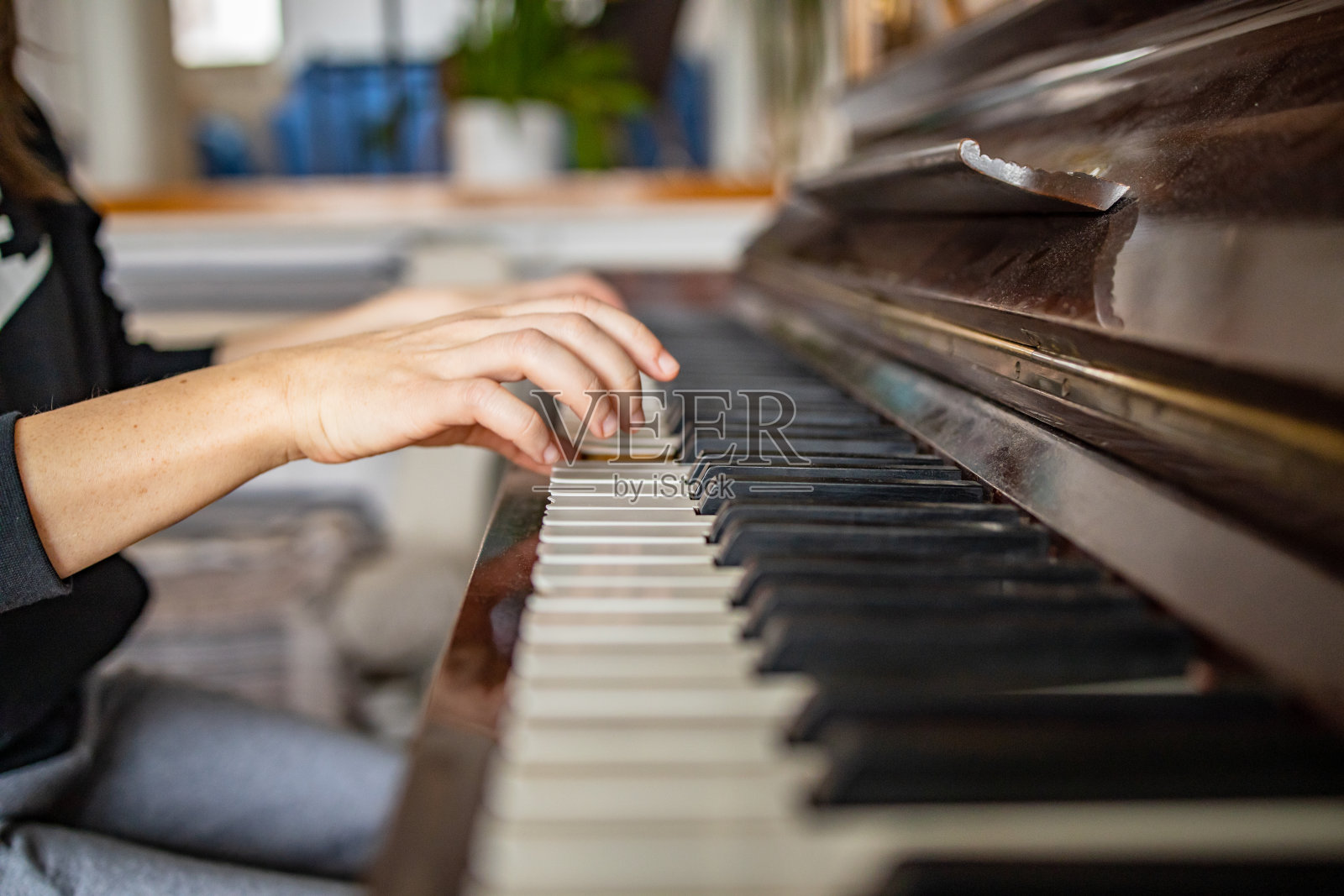 人类弹奏钢琴的手的特写照片摄影图片