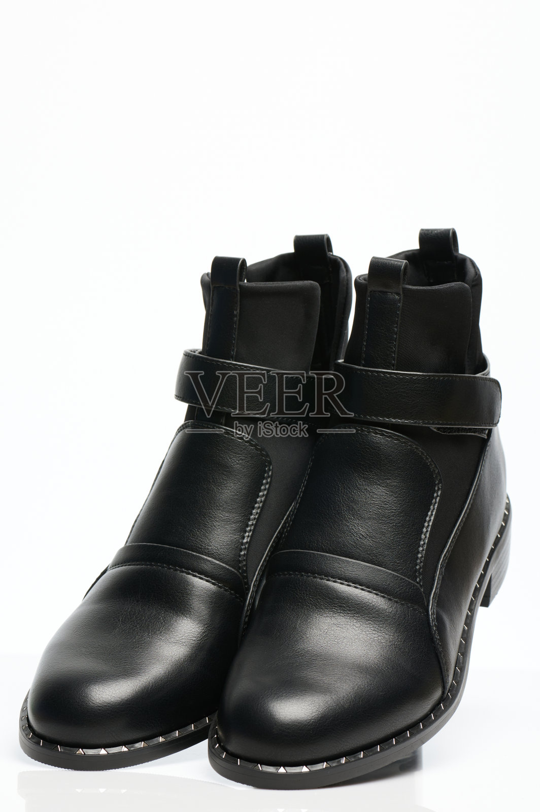 一双黑色的皮鞋照片摄影图片