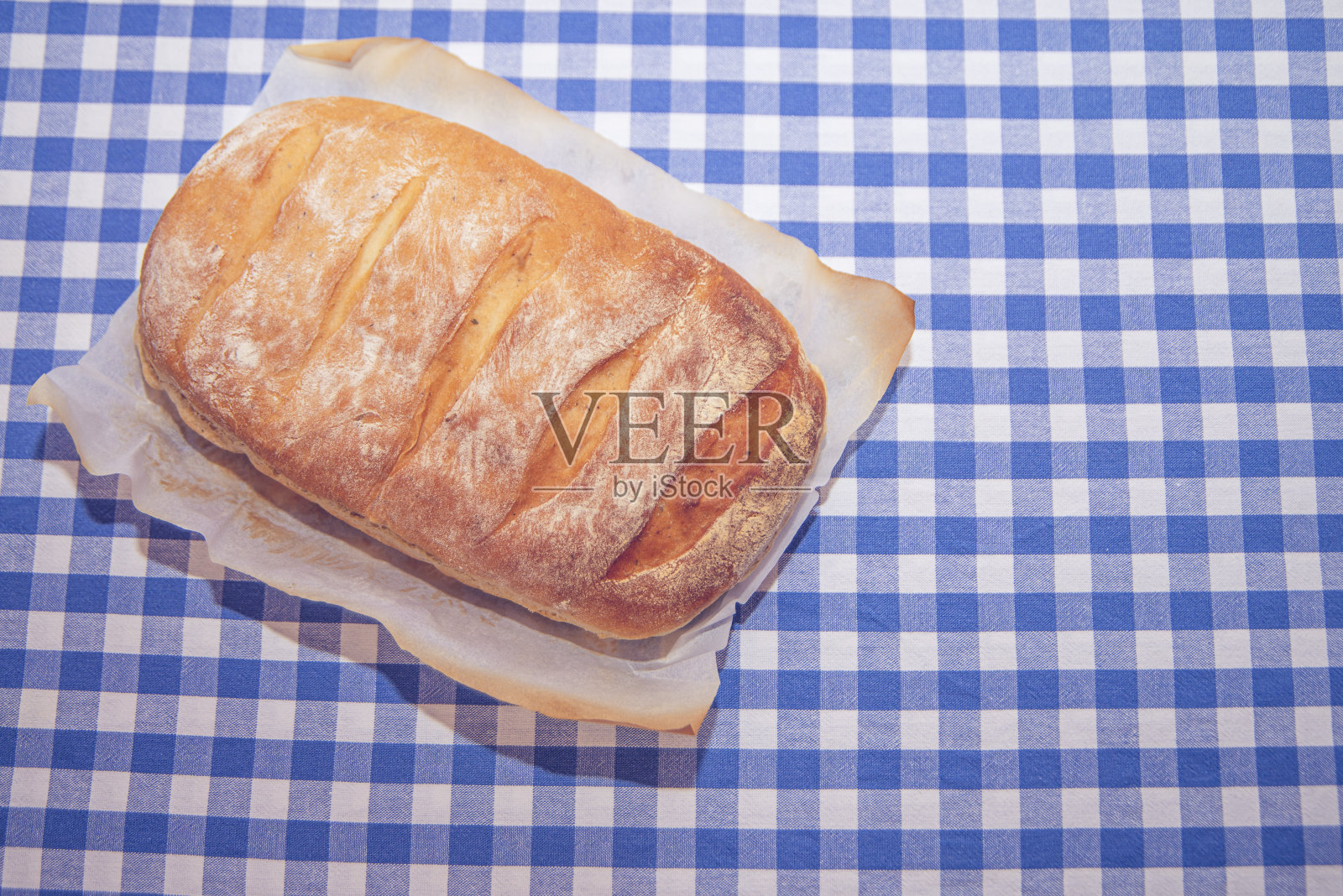 新鲜出炉的自制白面包照片摄影图片