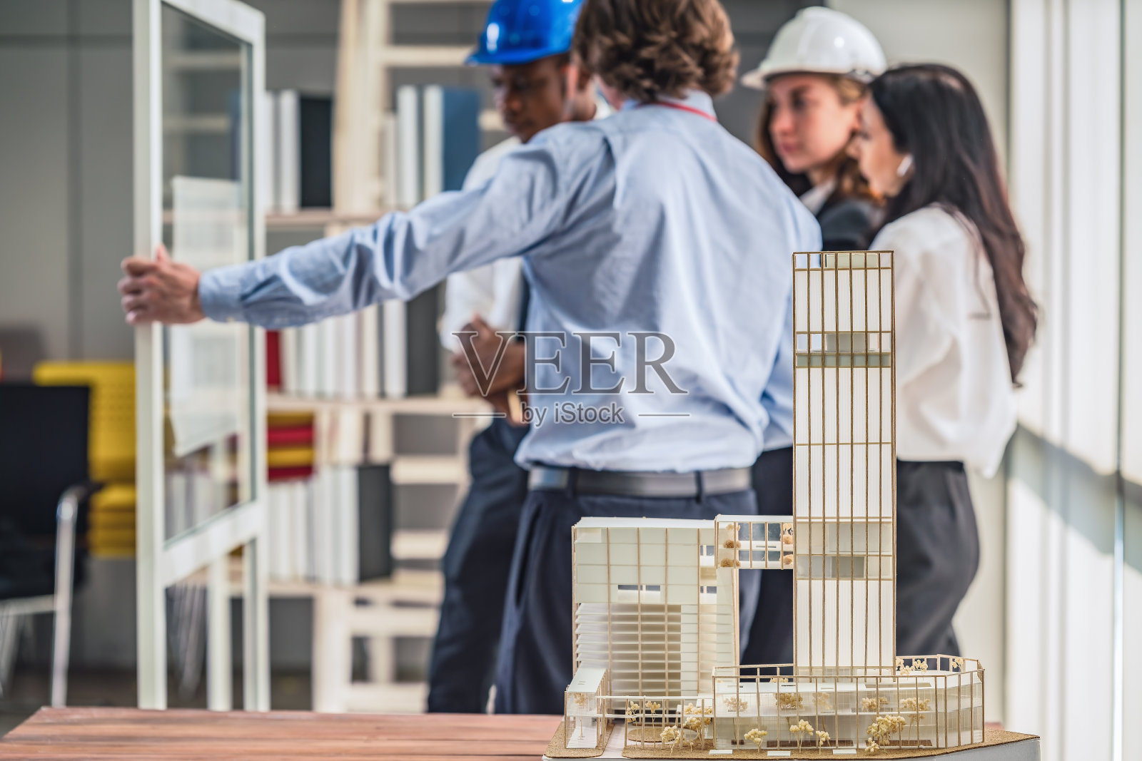 商业建筑设计模型,建筑师团队和工程师团队在办公室集思广益照片摄影图片