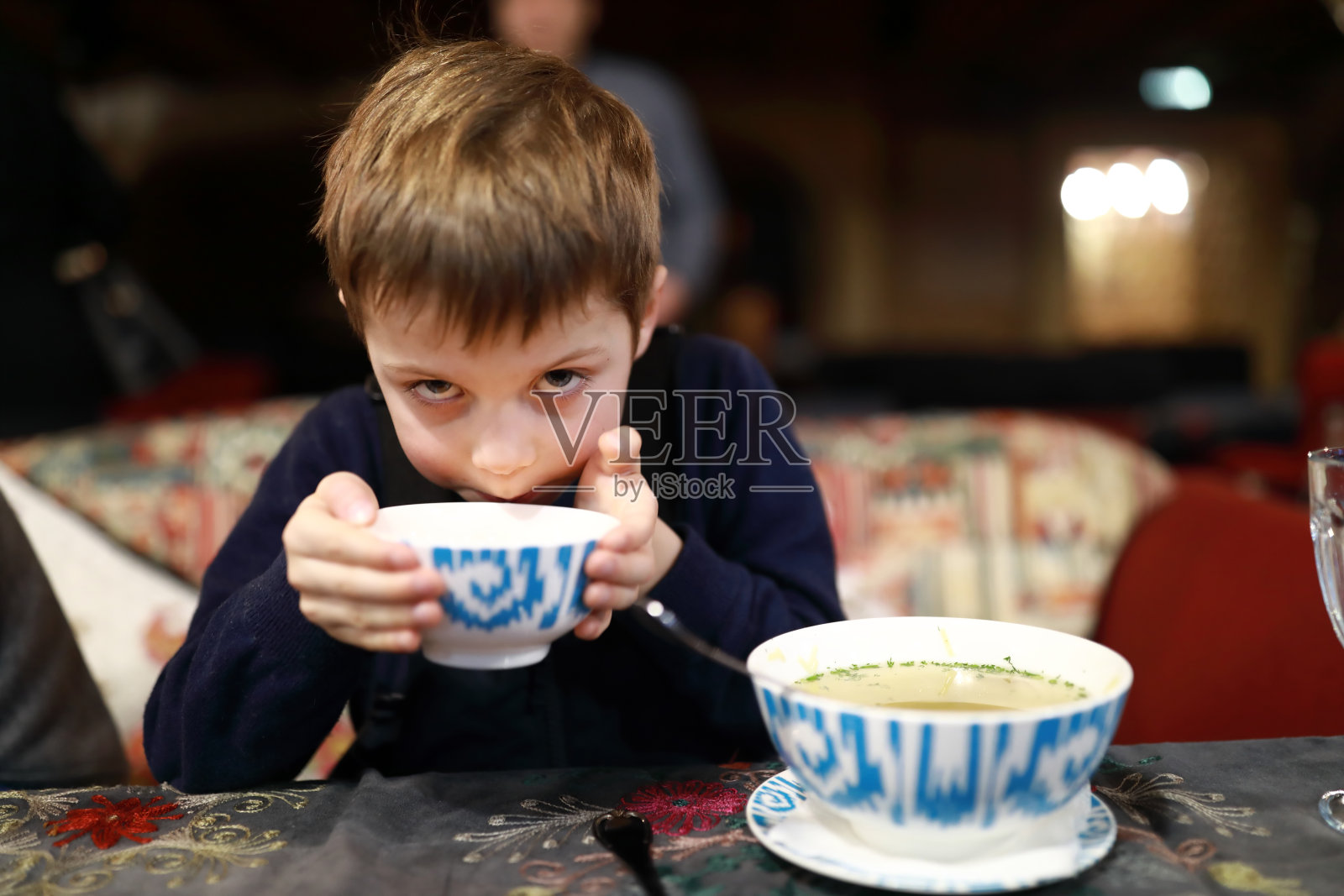 孩子们在餐厅喝茶照片摄影图片