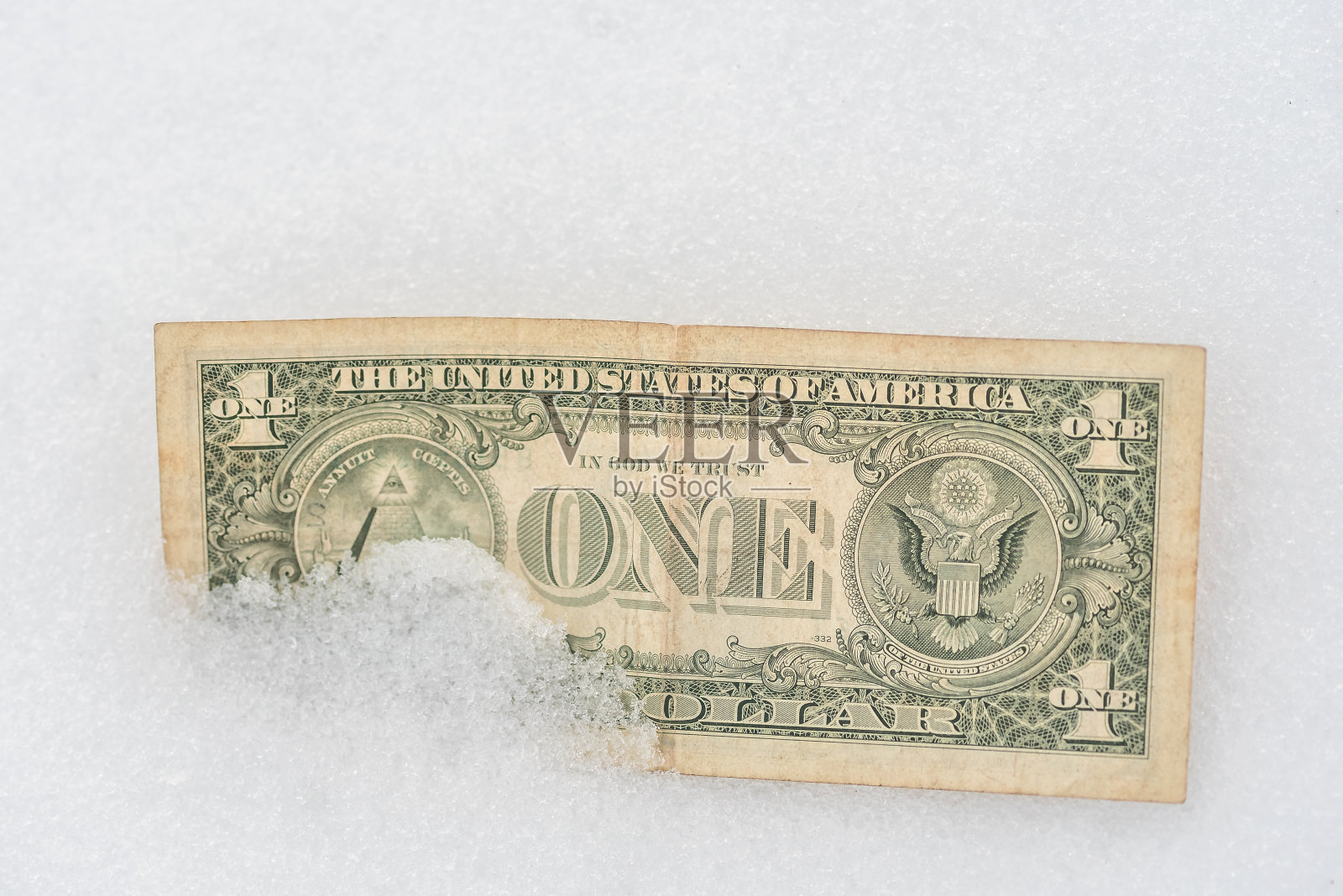 雪地里的美元。冻结资金的概念。银行危机。照片摄影图片