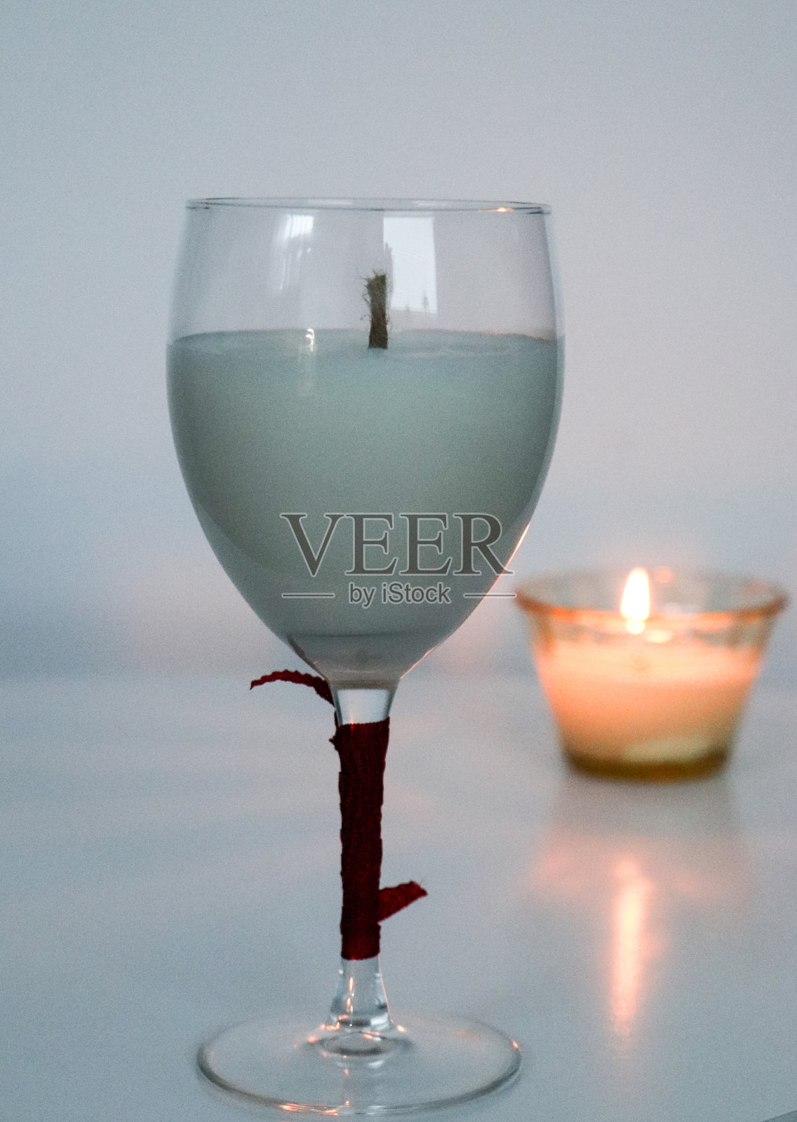 葡萄酒杯里的大豆蜡烛照片摄影图片