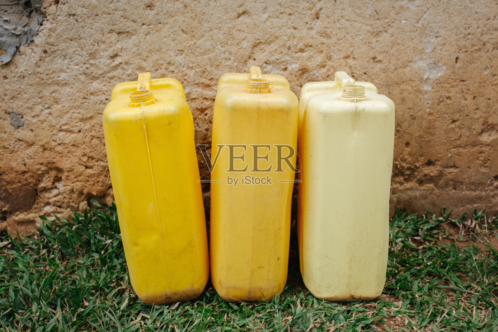 非洲乌干达的黄色水罐照片摄影图片