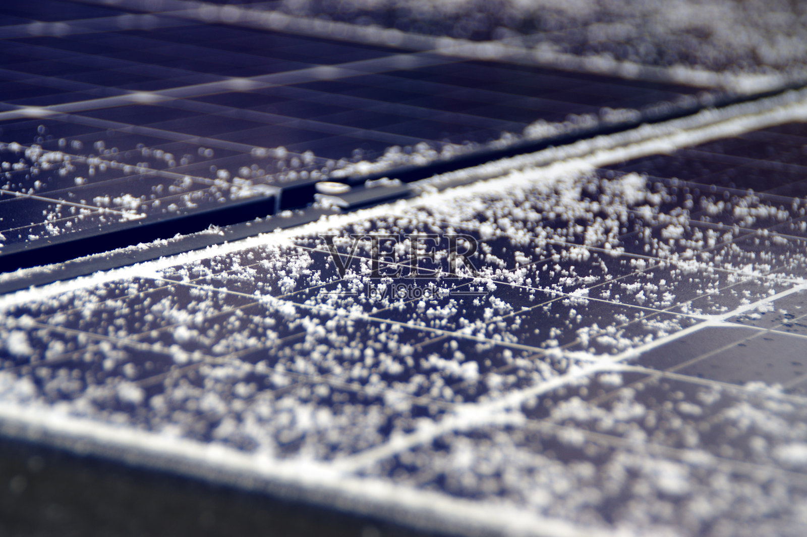 太阳能电池板上的雪。在冬天,太阳能发电和光伏发电。照片摄影图片