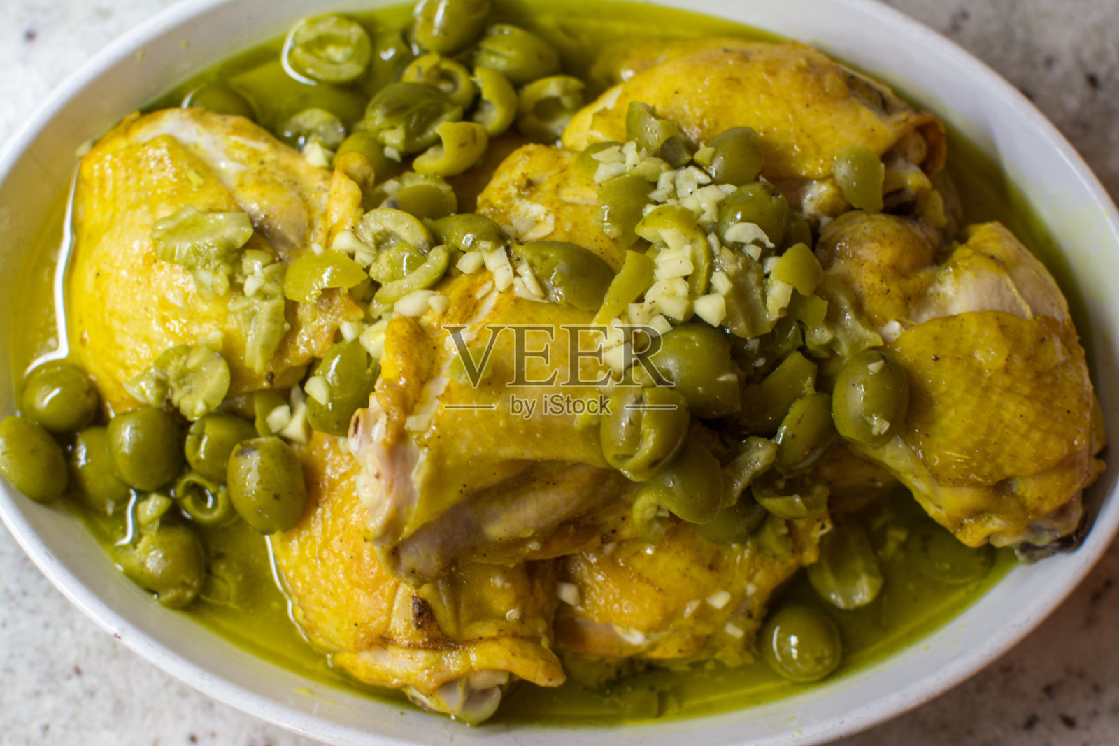 绿橄榄汁烤鸡-俯视图照片摄影图片