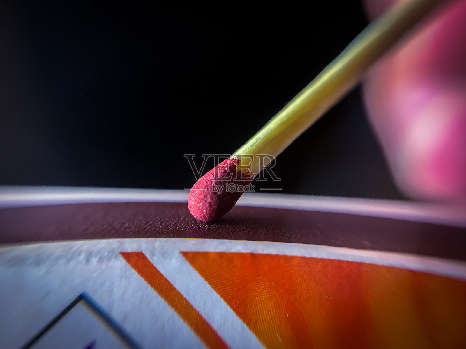 极端特写火柴棍放置在一盒火柴,准备打火石照片摄影图片