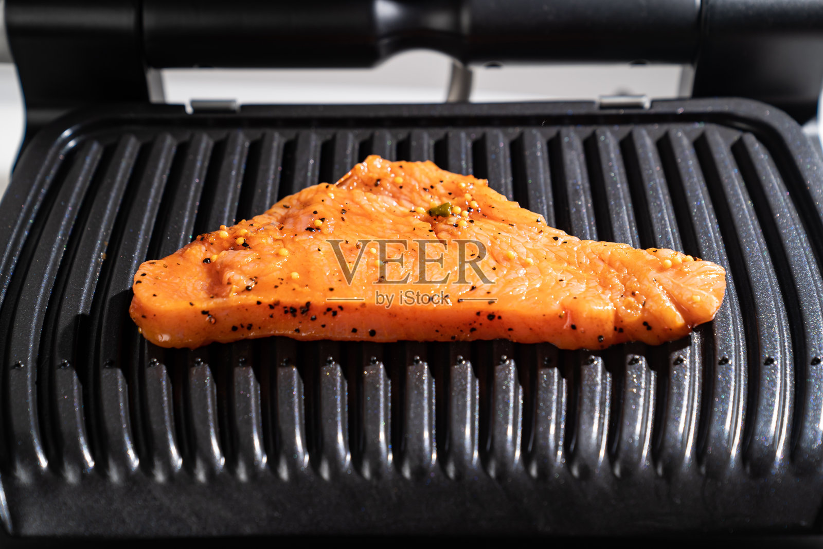 肉是用电烤架烤的照片摄影图片