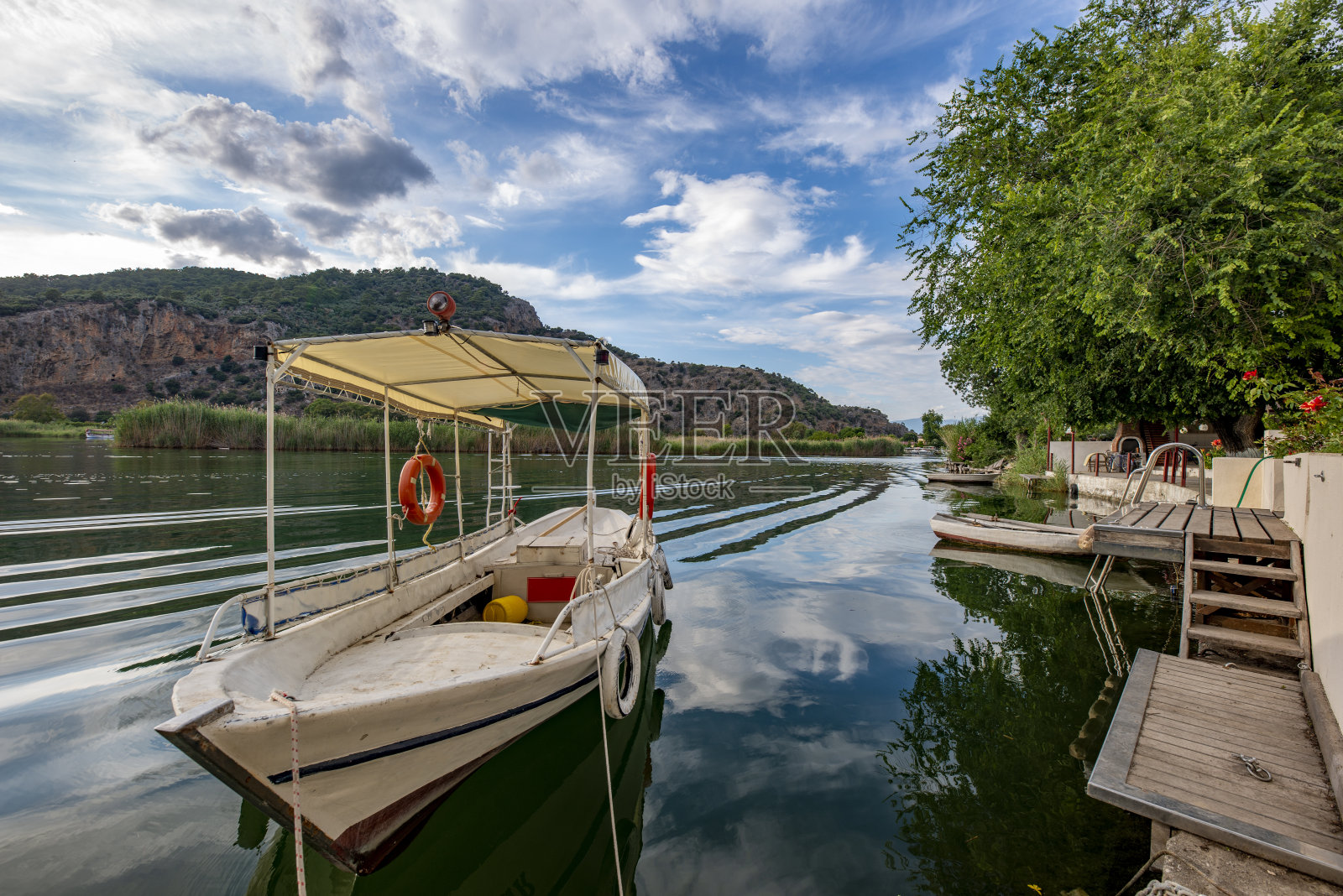 达利安,穆格拉-土耳其。在大岩城里西亚石墓的斜坡上看到的船只照片摄影图片