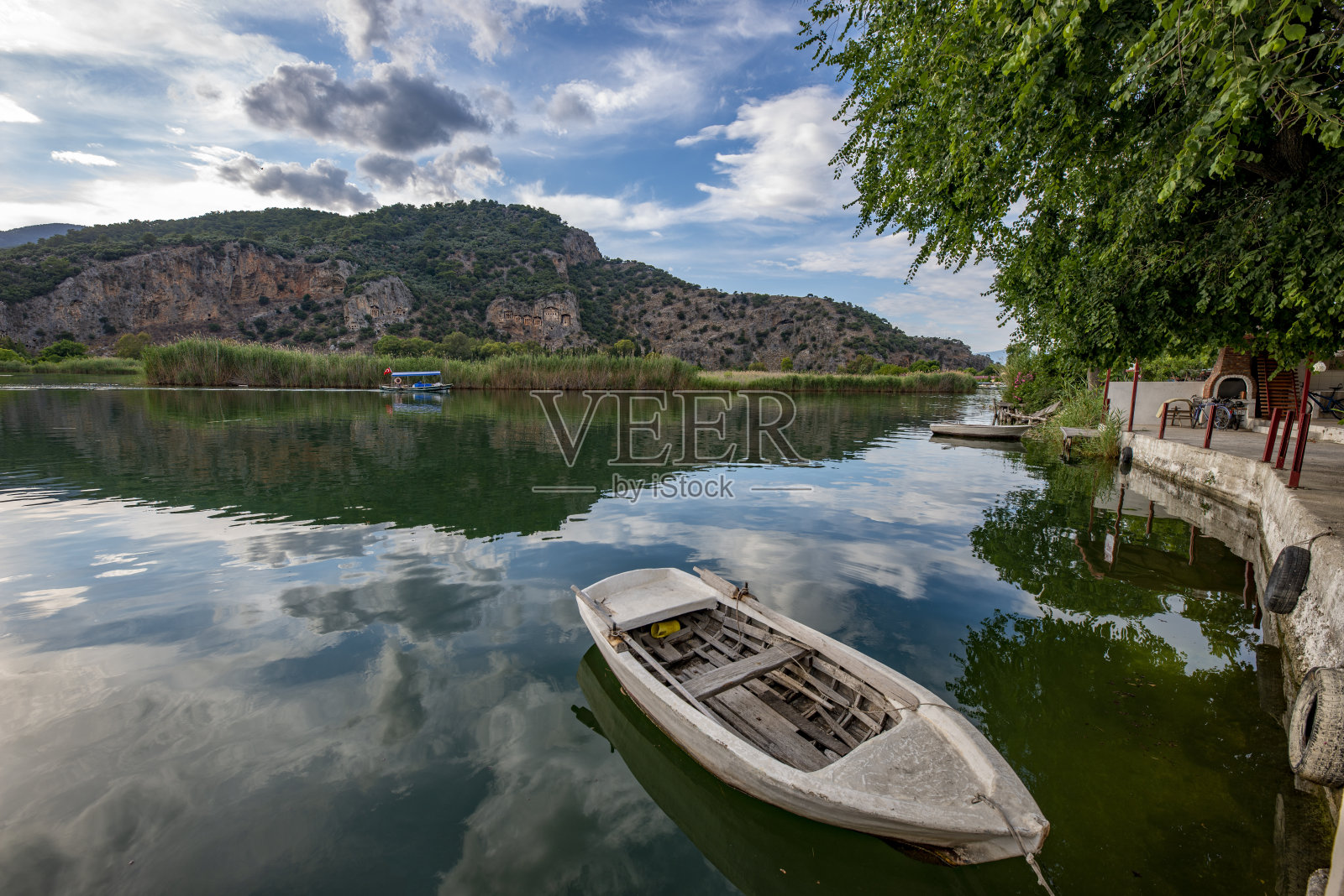 达利安,穆格拉-土耳其。在大岩城里西亚石墓的斜坡上看到的船只照片摄影图片