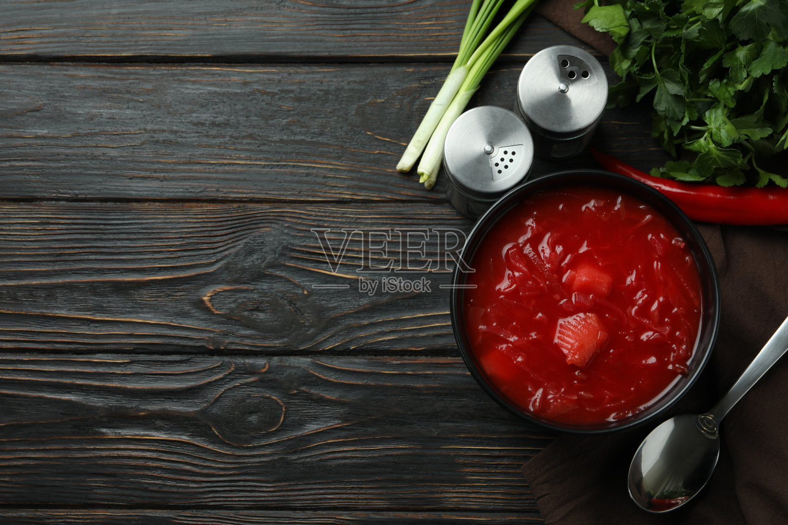 美味食物的概念与罗宋汤和配料的木制背景照片摄影图片