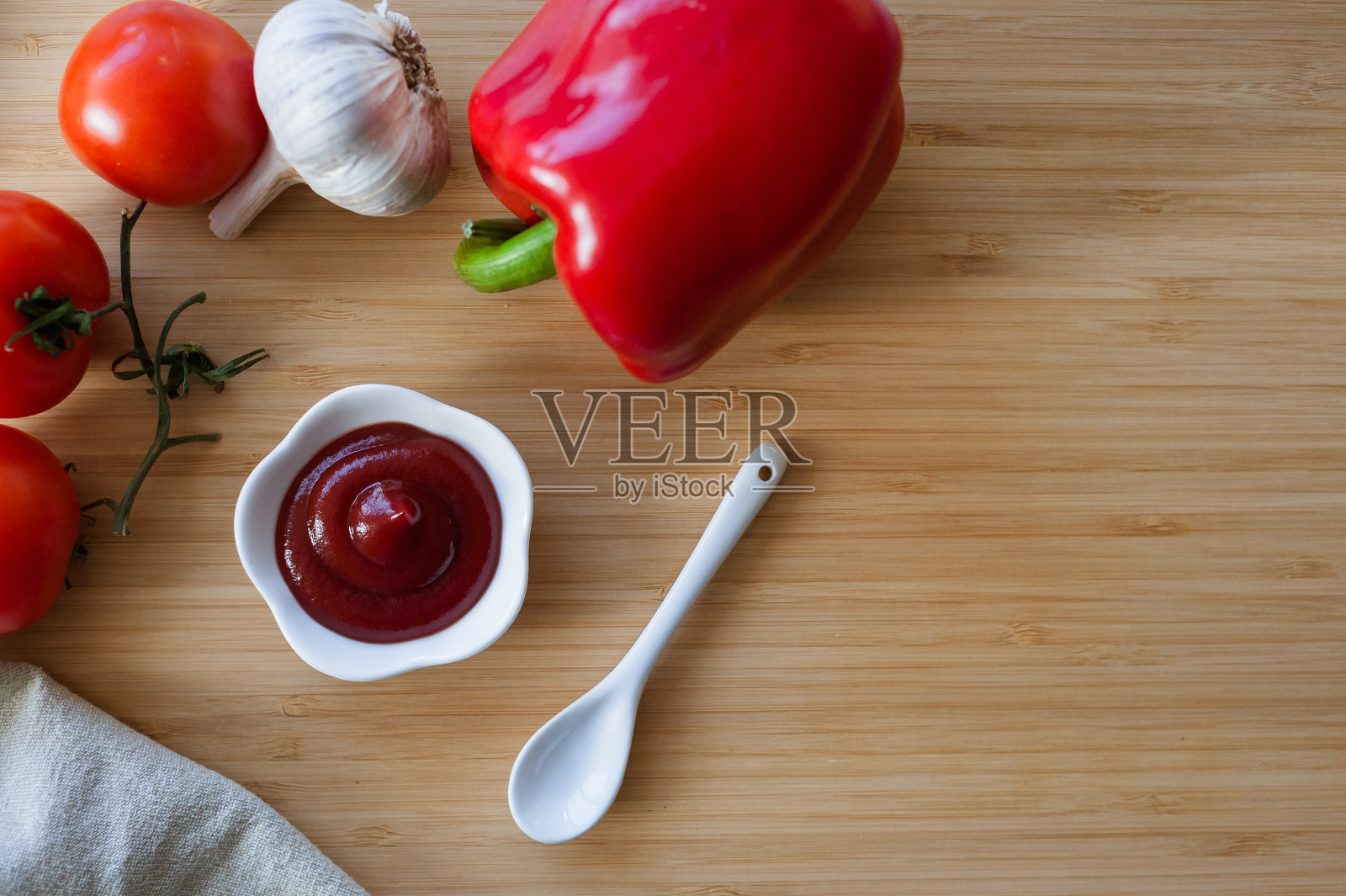 番茄酱或番茄酱在碗里,整个西红柿,大蒜特写照片摄影图片