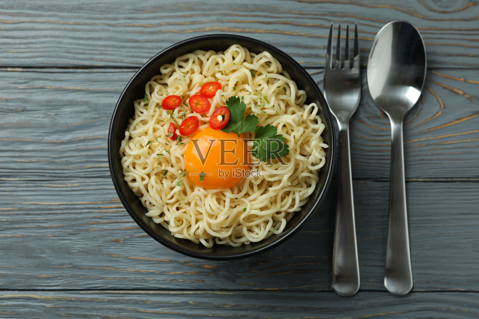 美味的概念与一碗面条在木制的背景照片摄影图片