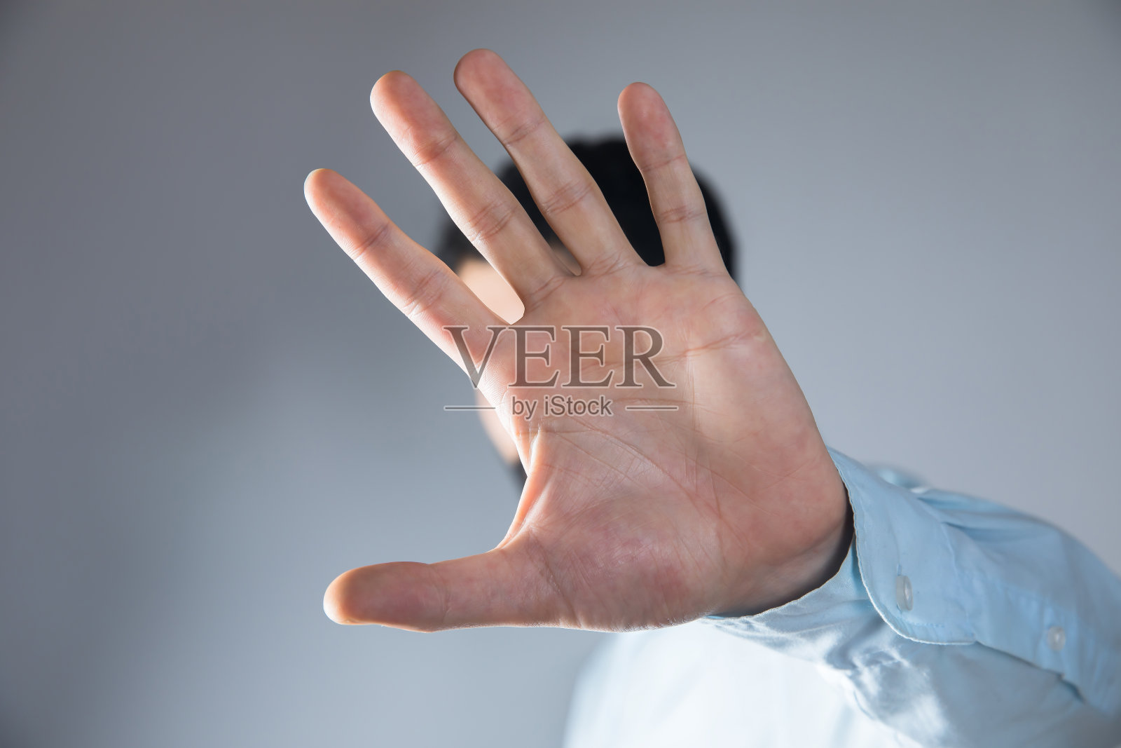 年轻人显示停车标志照片摄影图片