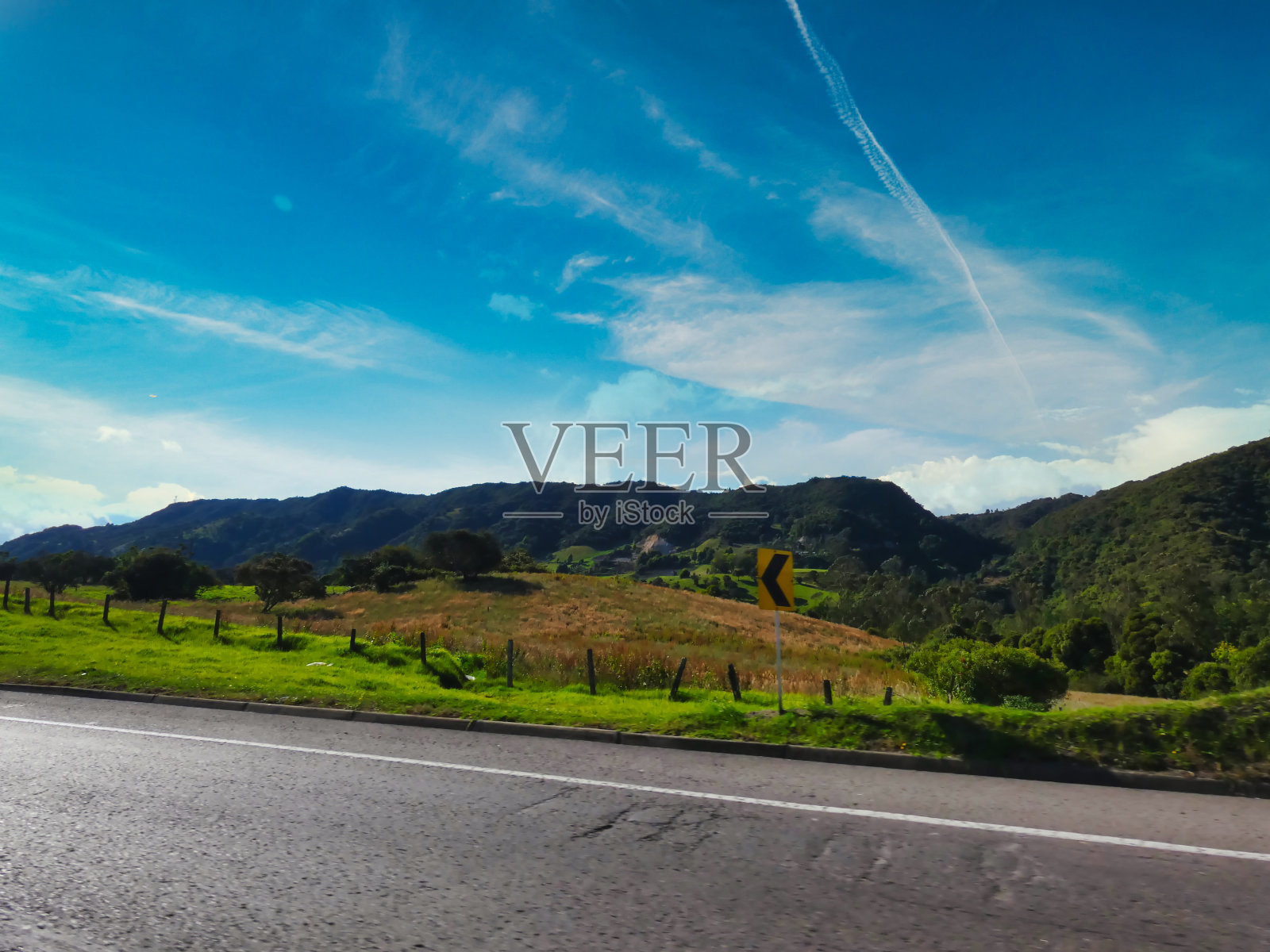 山旁的公路照片摄影图片