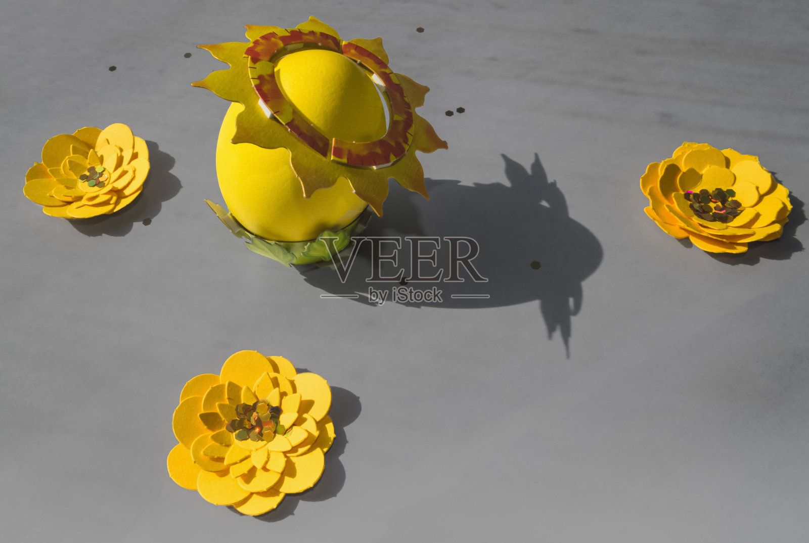 装饰黄色复活节彩蛋纸花时尚的黄色照明颜色在最终的灰色背景照片摄影图片