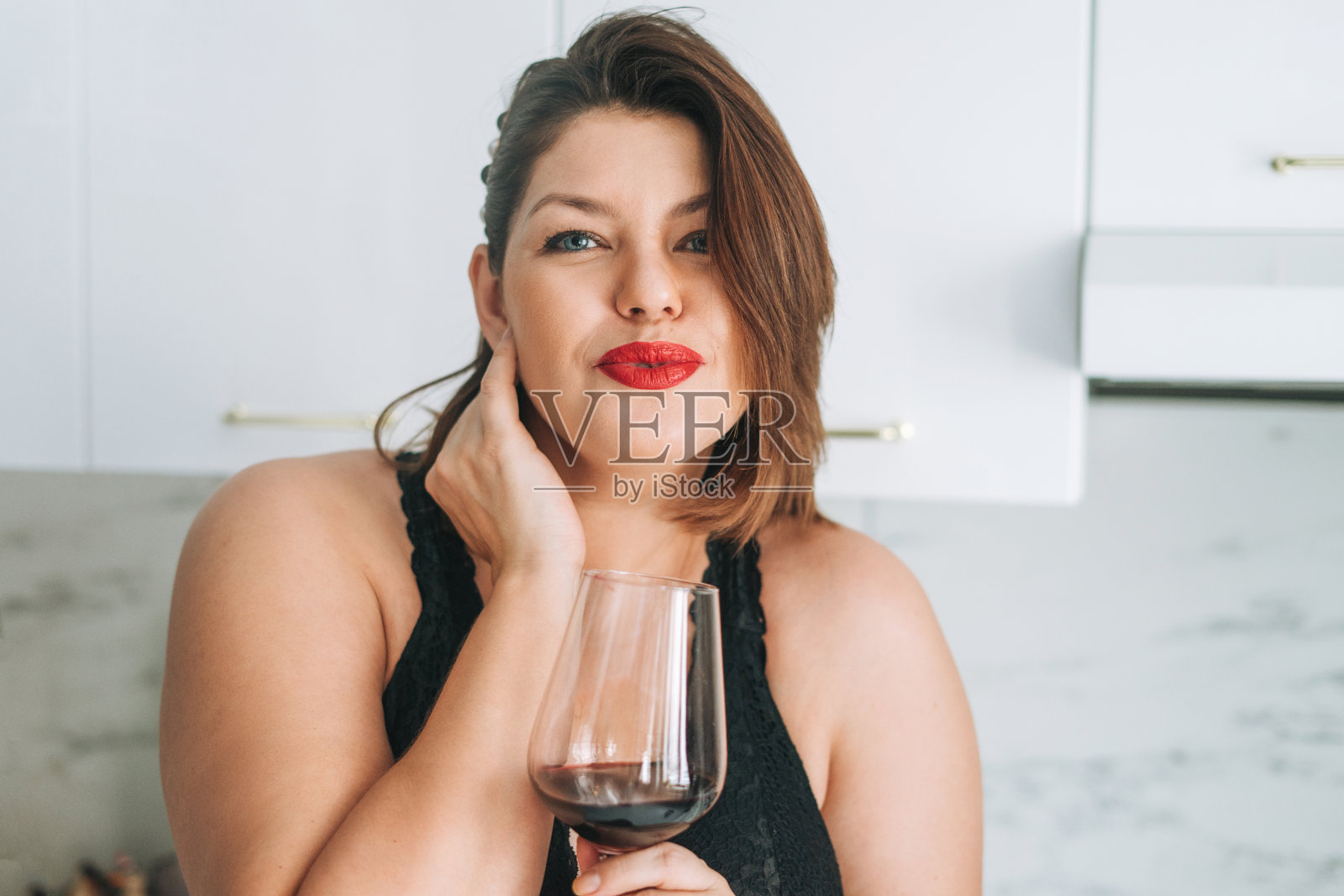 美丽快乐性感的黑发年轻女人加上大小身体积极与一杯红酒享受她的生活在家里照片摄影图片