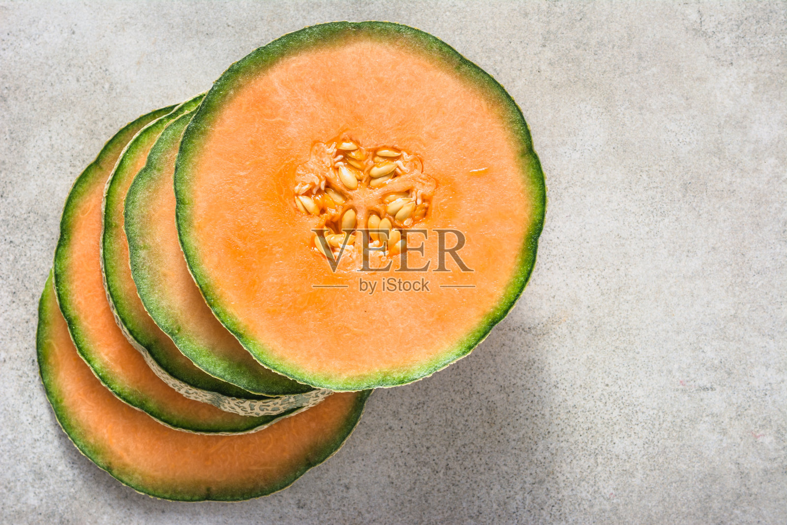 甜瓜各一半,甜瓜切成片照片摄影图片