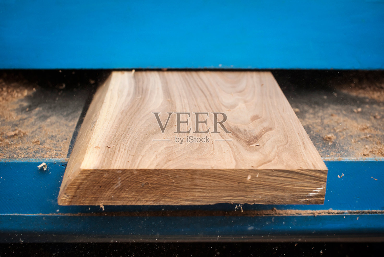 在厚度计上刨板。粗糙的zhoska,特写镜头。锯末。软焦点照片摄影图片