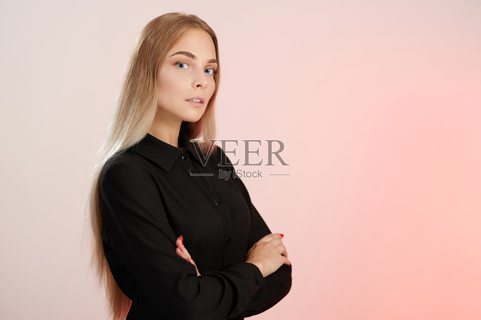 抱着双臂的年轻女子肖像照片摄影图片