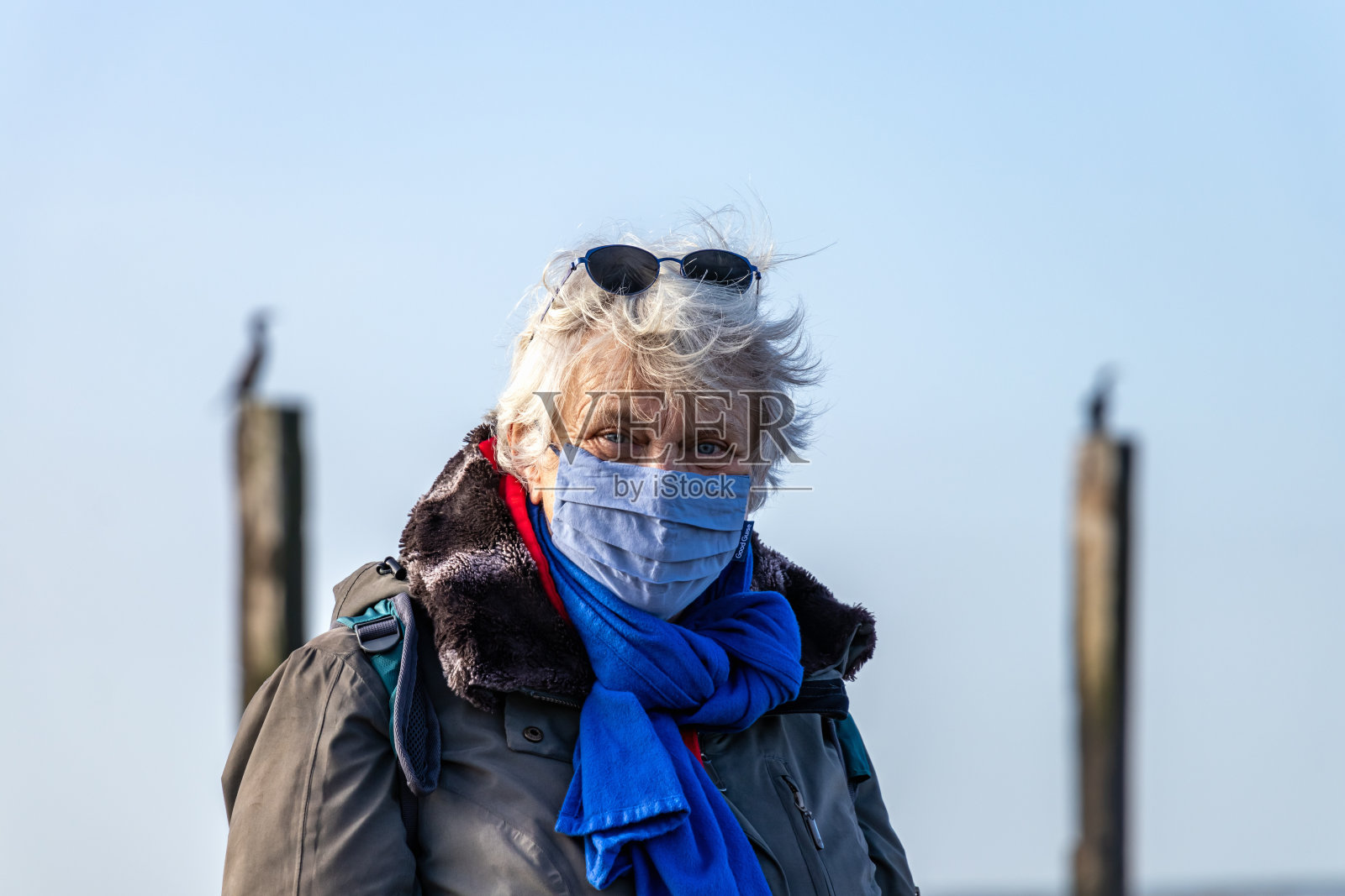 在科罗纳大流行期间在海滩上的资深女性照片摄影图片