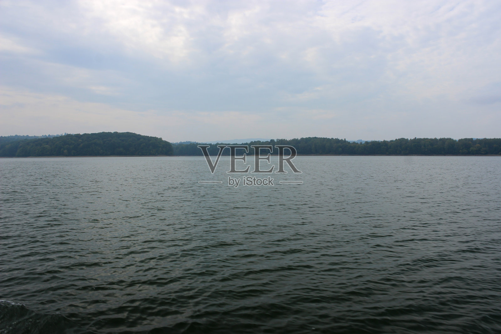 看着一个巨大而美丽的山湖的表面照片摄影图片