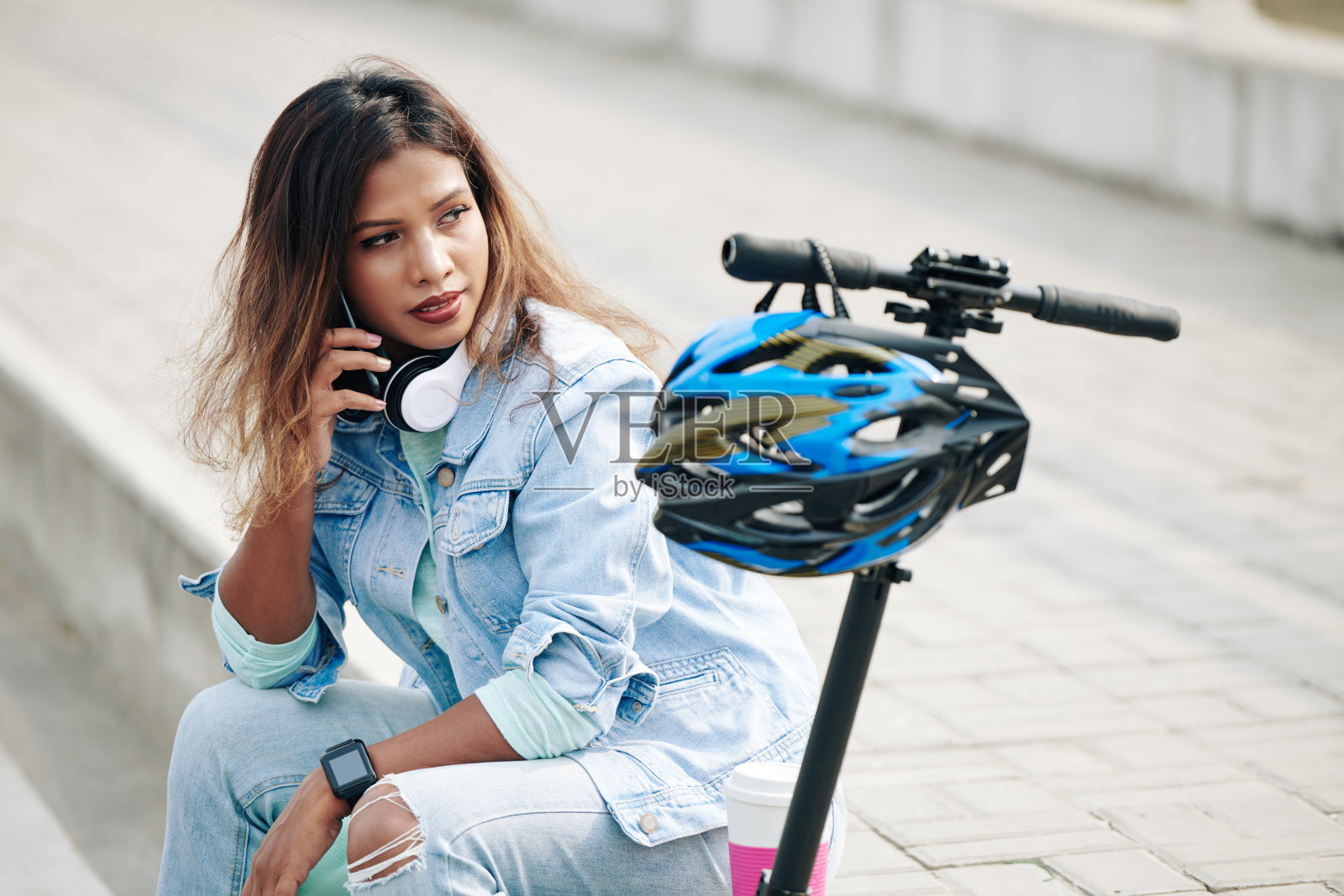 沉思的女人在打电话照片摄影图片
