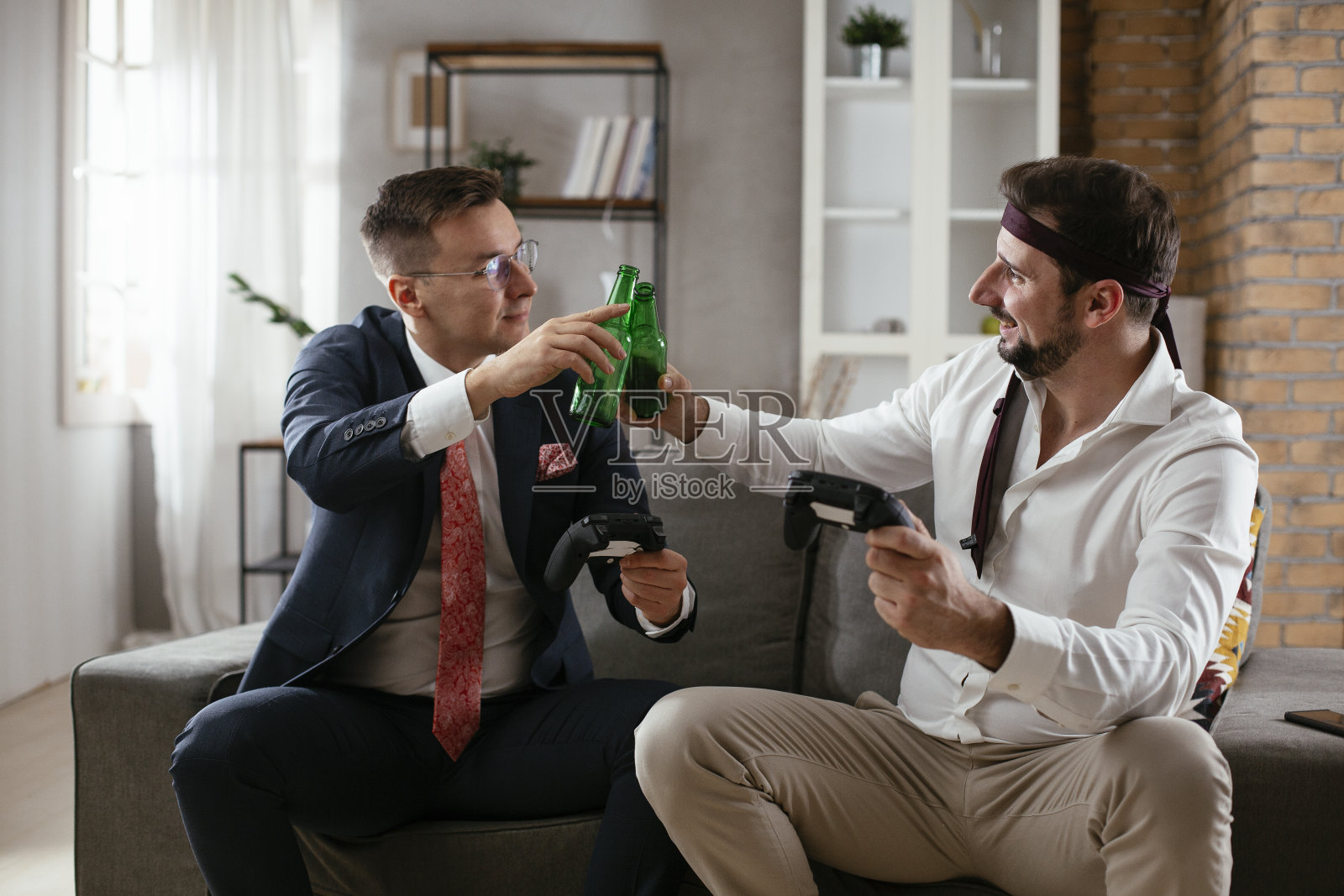 在办公室里玩电子游戏的商人。照片摄影图片