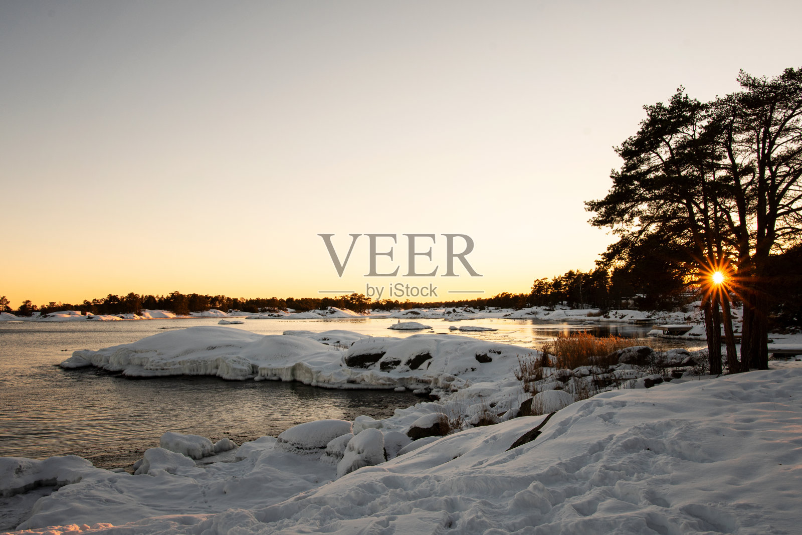 冬季瑞典群岛上的日落景观照片摄影图片