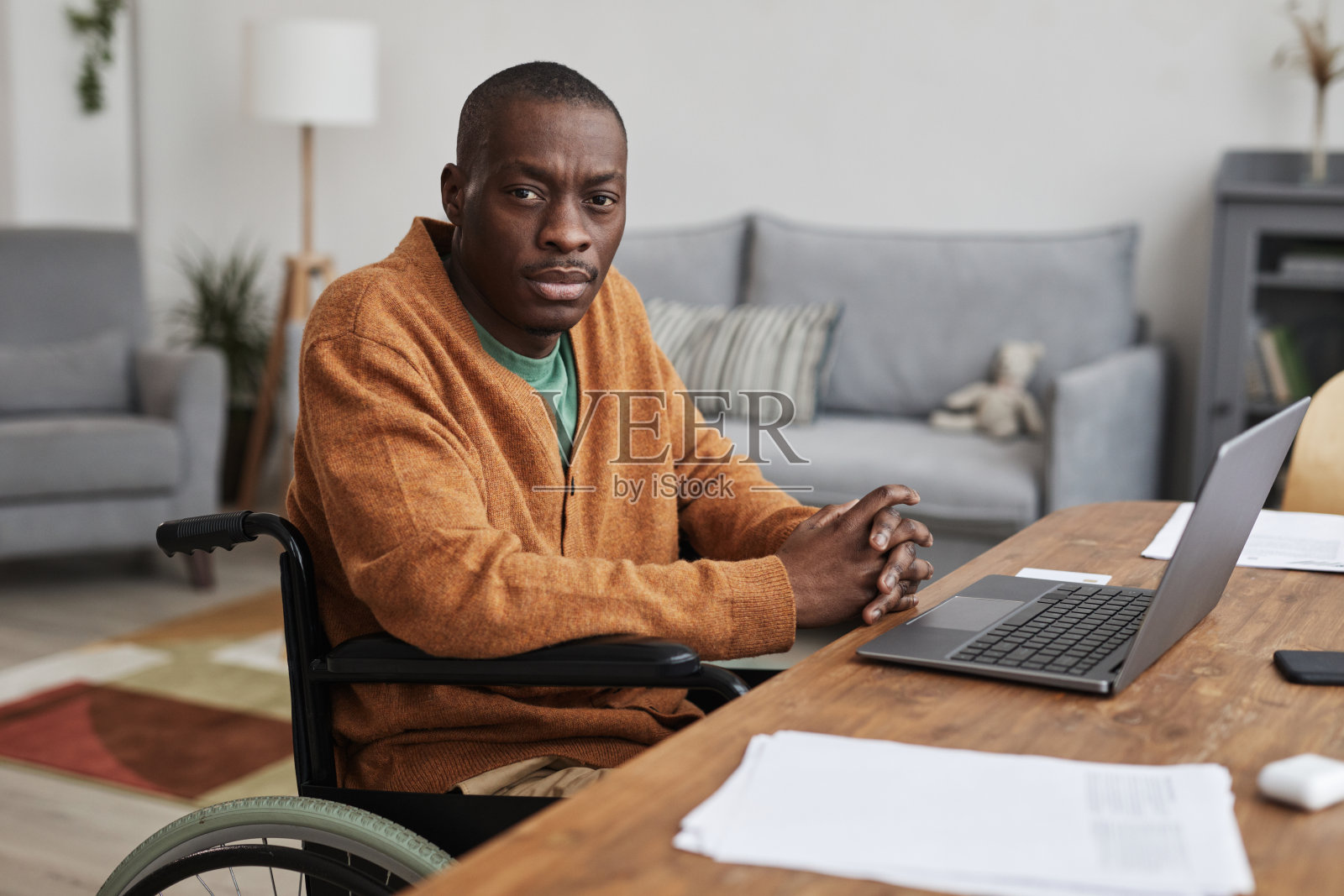 轮椅使用者的无障碍工作照片摄影图片