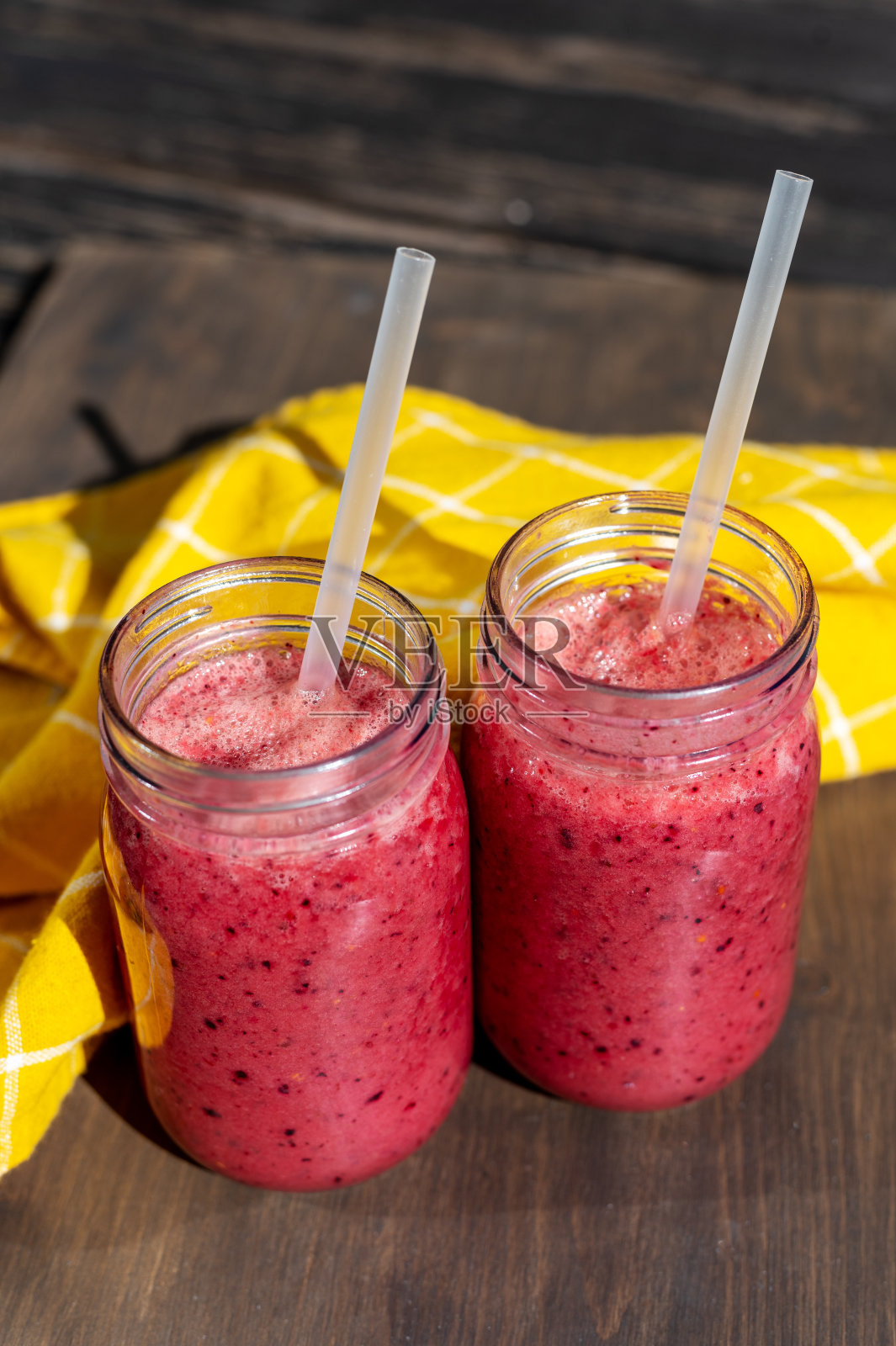 水果冰沙。橙汁,香蕉,加仑子,樱桃,蓝莓和黑莓冰沙。照片摄影图片