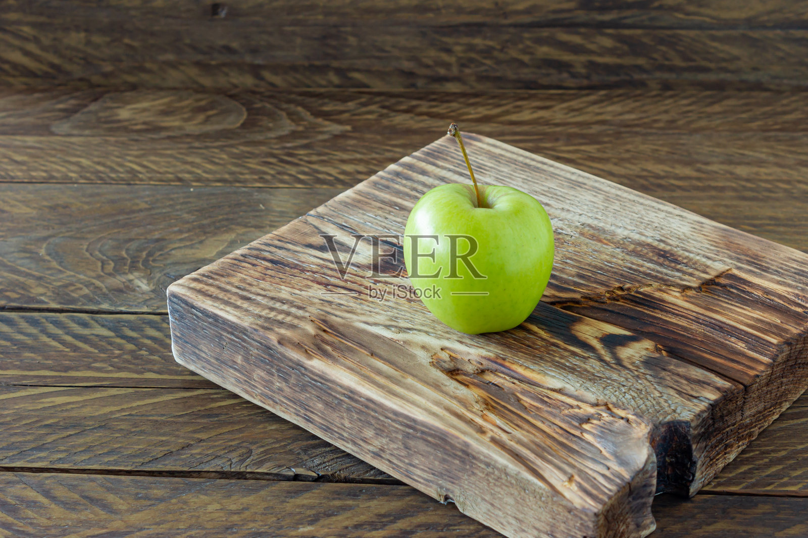 木桌上放着熟透的绿苹果。乡村风格。生态农业。可持续食物照片摄影图片