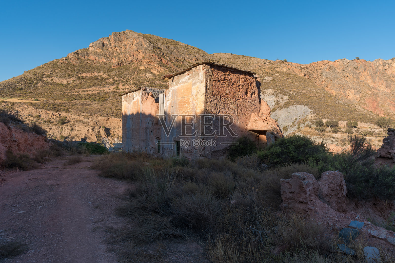 西班牙南部一座山上的废弃农舍照片摄影图片