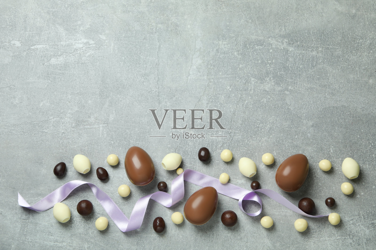 复活节巧克力蛋和糖果在灰色的背景照片摄影图片