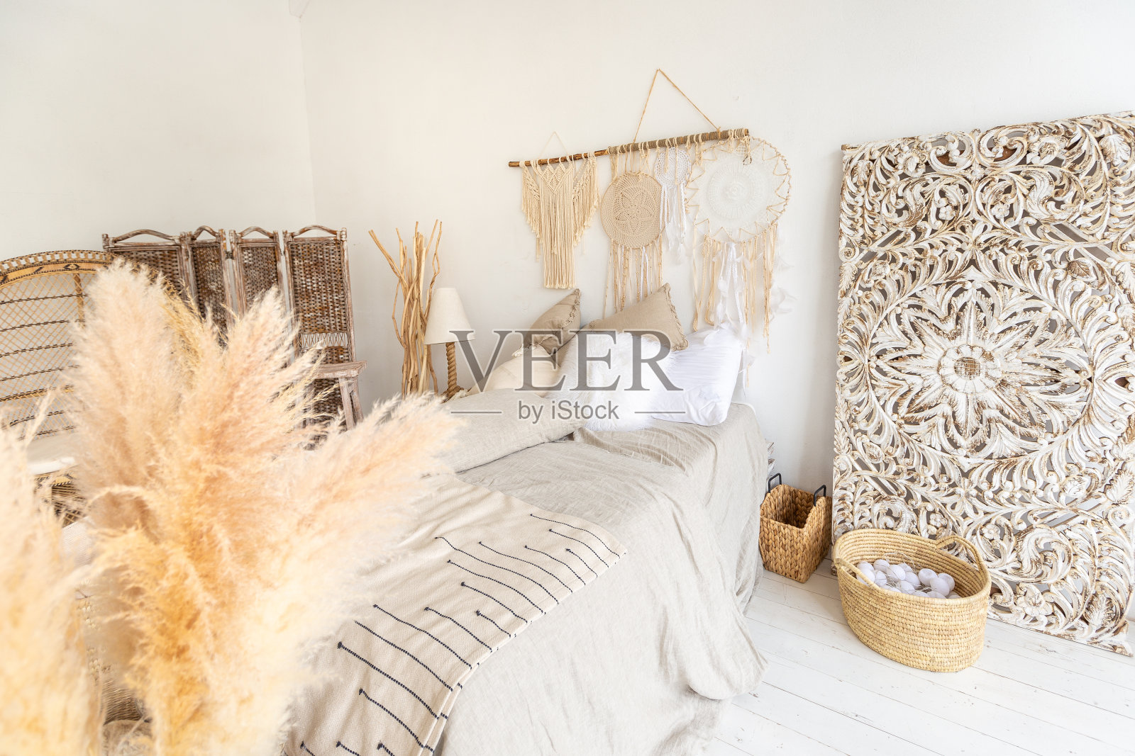 宽敞的房间配有时髦的阁楼设计的休息区照片摄影图片