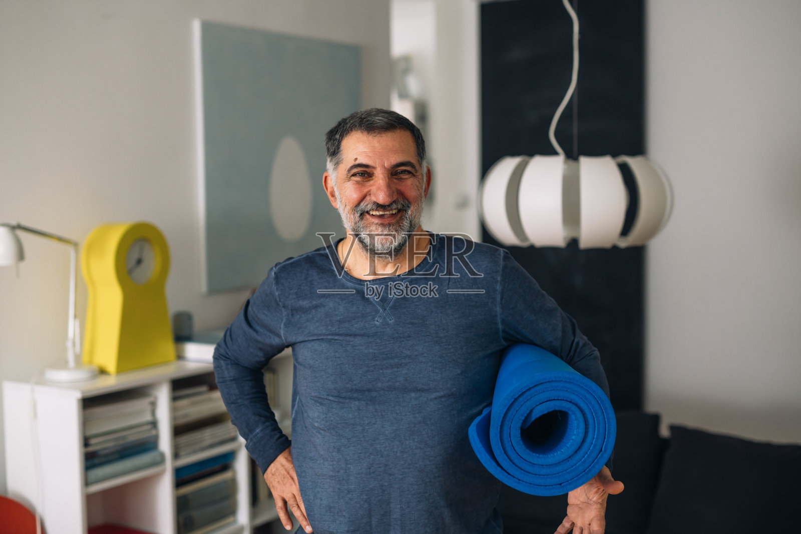 男人在家锻炼照片摄影图片