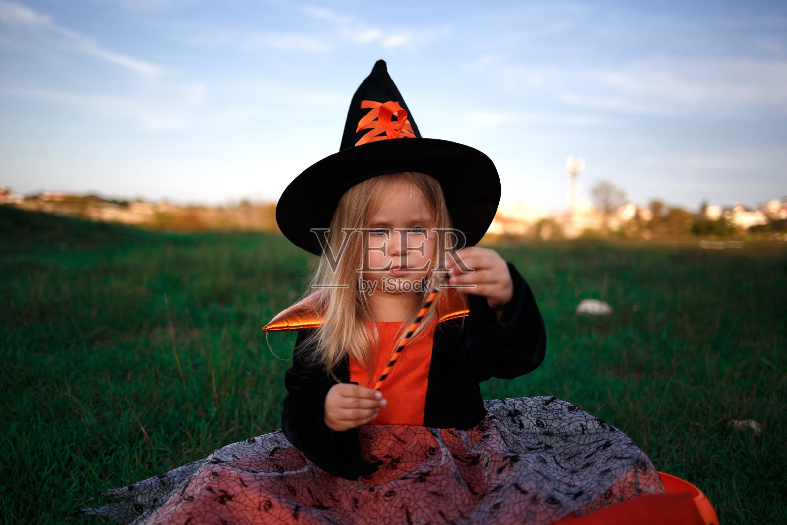 小女孩打扮成女巫庆祝万圣节照片摄影图片
