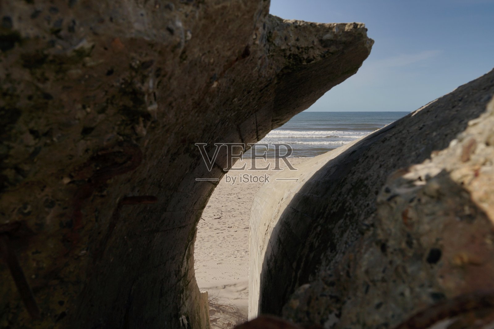 丹麦日德兰半岛Houvig海滩附近的掩体废墟,背景是海洋照片摄影图片