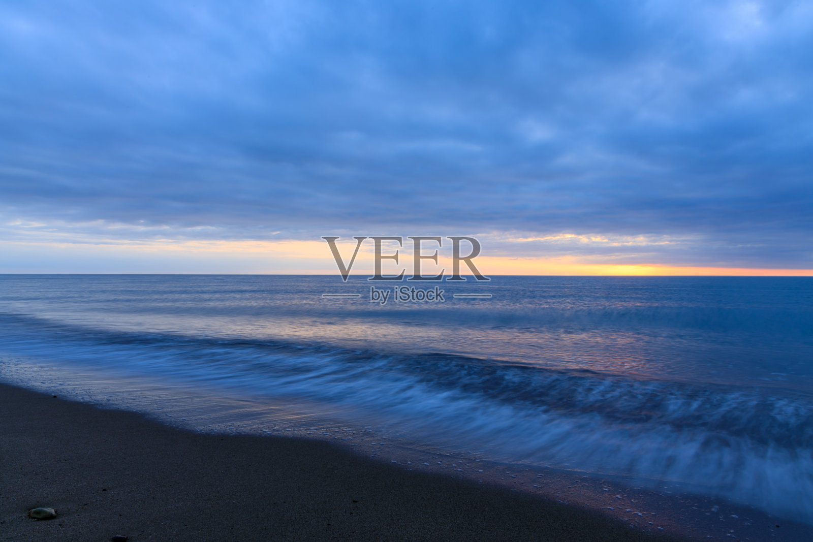 橙色的天空与日落和云景观,冬季日本海照片摄影图片